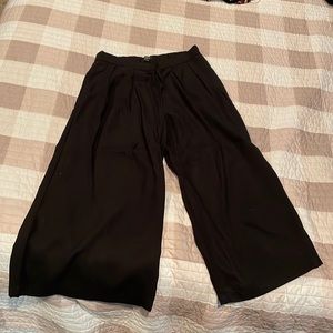 Loft wide leg pull on cropped pants. Black